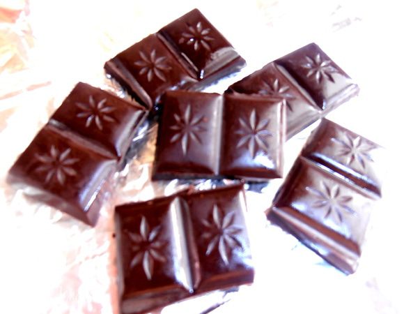 Шоколад поломать на ровные кусочки.