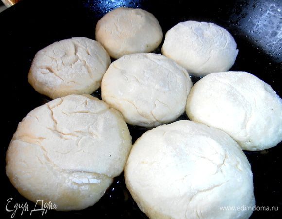 Кладём в сковороду на разогретое приличное количество масла. Жарим с нижней стороны...