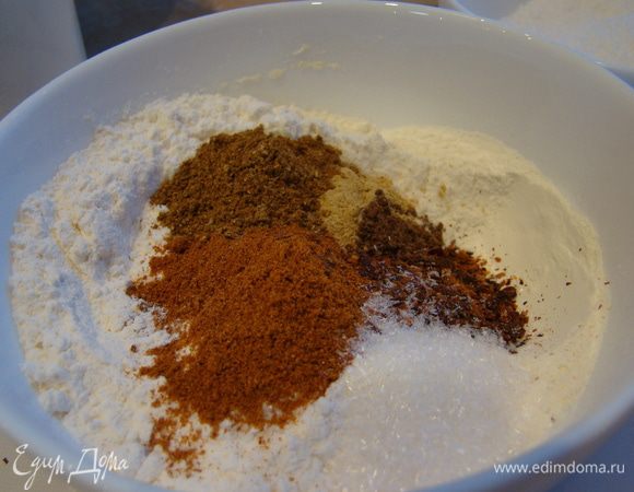 Смешайте все сухие составляющие обсыпки