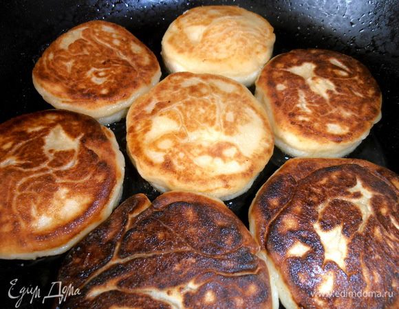 Переворачиваем лопаткой и жарим с другой стороны.