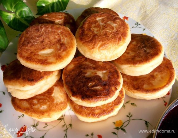 Складываем сырники-румяшечки в тарелку.