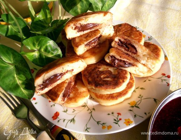 Сюрприз увидят при разрезании горяченького сырника. Это шоколадная лава - начинка аппетитно растеклась внутри каждого сырничка!