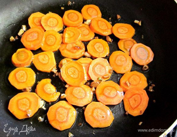 Разогреть в глубокой сковороде 1 ст. л. оливкового масла, обжарить 1 мин. чеснок. Добавить морковь и готовить, периодически помешивая, 5 мин.