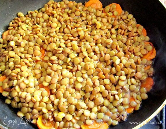 Чечевицу хорошо промыть и добавить в сковороду.