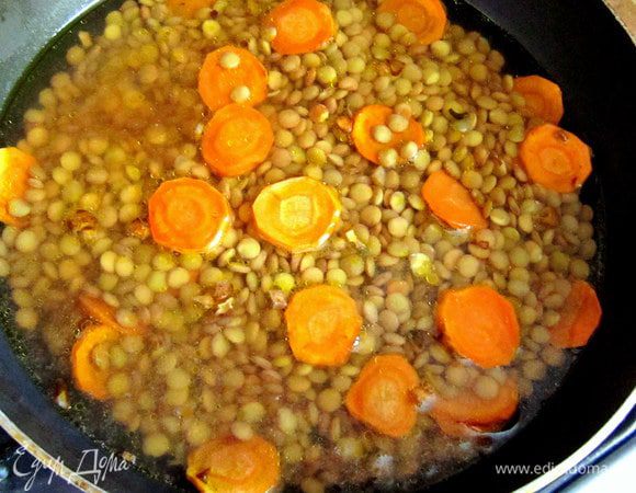 Влить воду так, чтобы она закрывала овощи на 1 см. Довести до кипения, закрыть крышкой и уменьшить огонь. Варить около 20 мин.