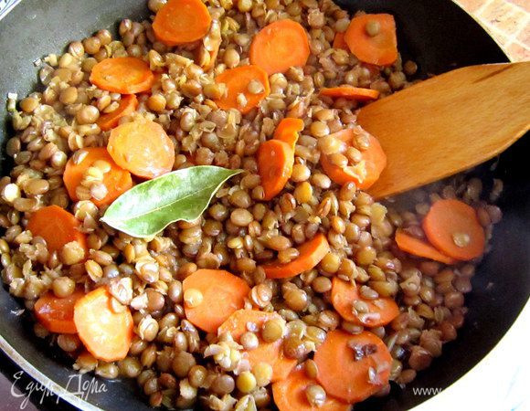 За 5 мин. до окончания добавить соль и лавровый лист. Если осталась лишняя жидкость, выпарить её, прибавив огонь и открыв крышку.
