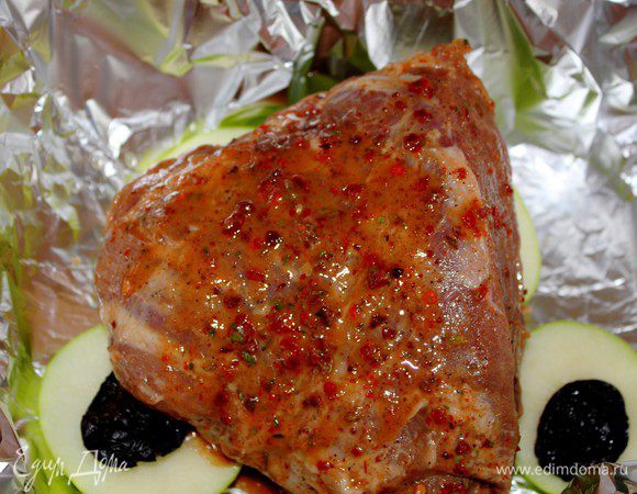 Уложить мясо на  яблоки с черносливом....