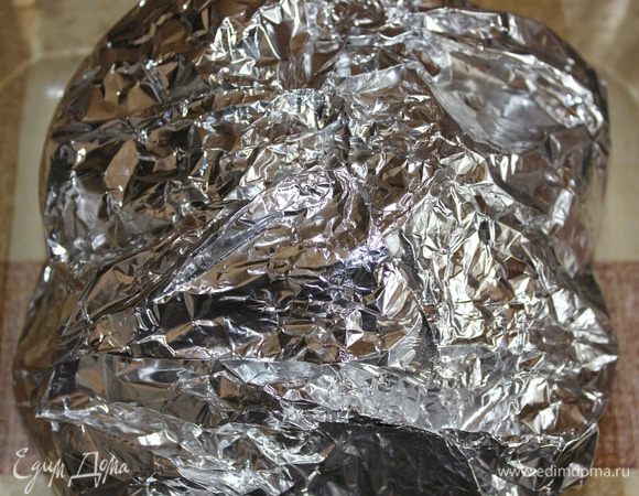 Очень тщательно завернуть  фольгу.
Запекать мясо в духовке при 180˚С ок. 1 ч 20 мин.

