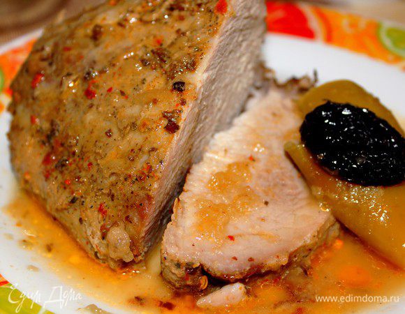 Достать из духовки, не разворачивая фольги, дать мясу  отдохнуть  минуть10-15, вынуть из фольги и нарезать пластинами, выложить яблоки с черносливом и полить образовавшимся  соусом.
Вкусно как горячее, так и в остывшем виде.

