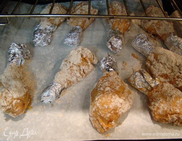 Окунуть ножку в кетчуп (смесь) и сухую обсыпку. Выложить на противень, запекать при 220"С около 30-40 минут