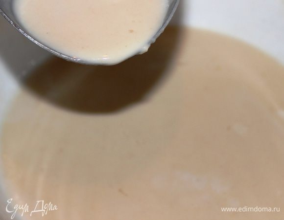 Приготовить тесто (жидкое): смешать все ингредиенты...яйца, сахар, соль, масло, молоко - все взбить венчиком...добавить просеянную муку и соду (погасить в лимонном соке)...перемешать, чтобы не было комочков