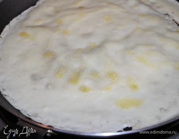 Растопить сливочное масло...смазать кисточкой разогретую сковороду и половником налить порцию теста так, чтобы оно равномерно распределилось по сковороде. Жарить на среднем огне примерно по 1-2 минуте 