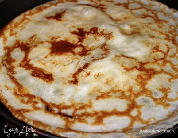 Перевернуть лопаточкой блин и чуть поджарить с другой стороны