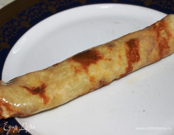 Завернуть каждый блин длинным рулетом (трубочкой) и сверху смазать маслом