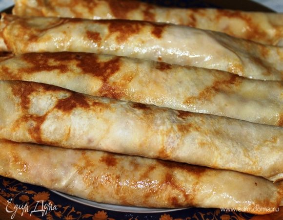 Все фаршированные блинчики сложить горкой на сервировочное блюдо и подавать к столу теплыми. Угощайтесь...приятного аппетита!