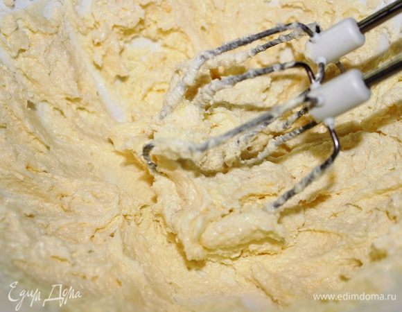 Растереть масло, сахар, желтки.  Добавить просеенную муку и ванилин...все тщательно перемешать лопаточкой