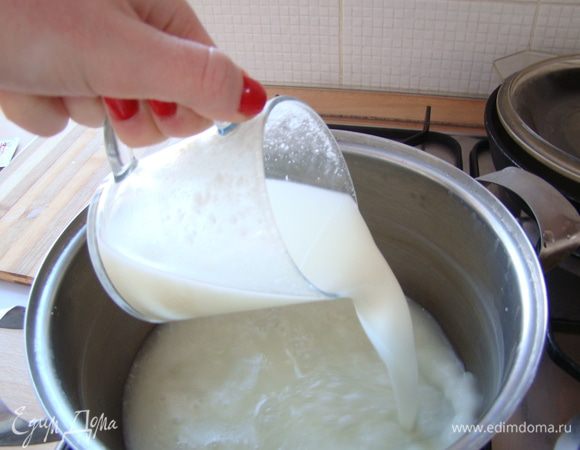 На медленный огонь ставим кастрюлю, выливаем сыворотку