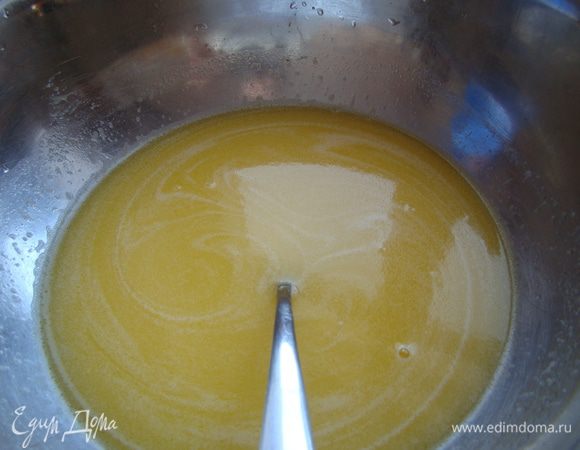 Снимаем с огня, добавляем соль, сахар. Сыворотка не должна быть горячей!