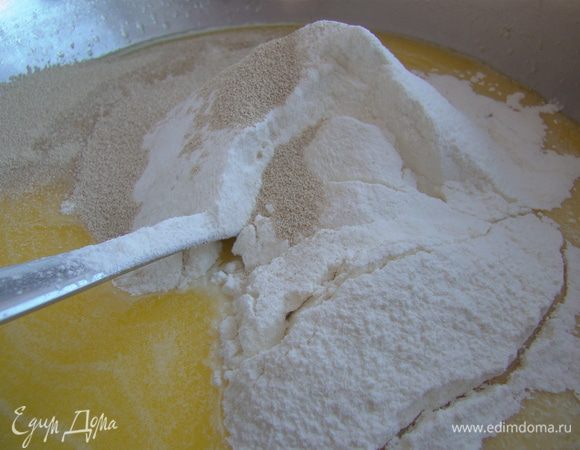 Просеиваем немного муки, добавляем дрожжи
