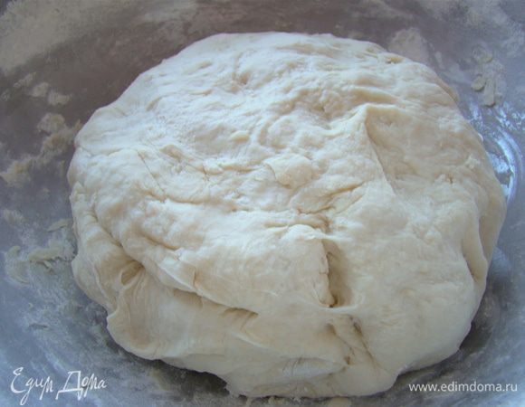 Просеиваем порциями муку, колобок должен быть мягким, но не липнуть. Накрыть тесто полотенцем, отставить на время (20-30 мин), пока будете делать начинку