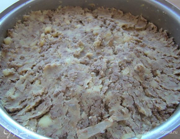 Телячья печень + жареный лук + мятый отварной картофель + соль + перец