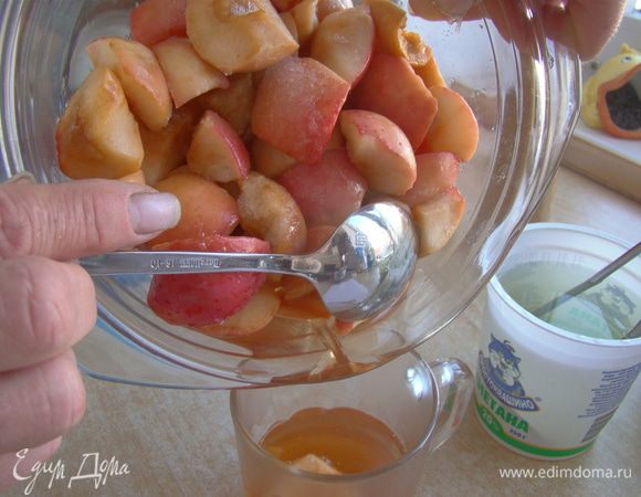 Яблоки (потушить в СВЧ минут 5-7, слить сок) + сахар + корица + ложка картофельного крахмала