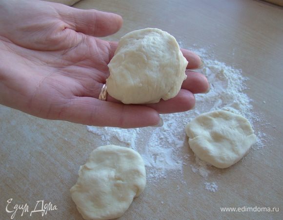 Включаем духовку на 180"С. ОТ теста отрываем небольшие кусочки теста, скатываем в шарик, делаем лепешку, кладем начинку, оформляем пирожок по своему вкусу и складываем на противень для финальной расстойки, минут на 10-15