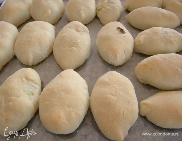 Выпекаем пирожки около 25 минут...