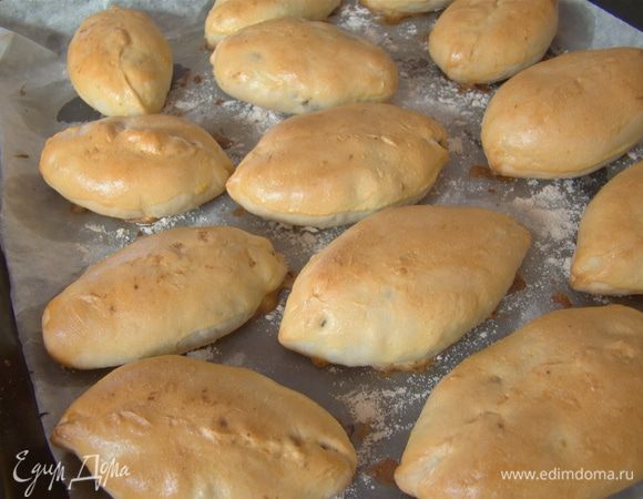 ...достаем из печи, смазываем смесью желтка и сливок (у меня: на 2 желтка - 5 ст.л. сливок), отправляем опять в духовку минут на 5, до появления красивой румяной корочки