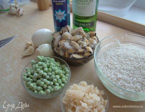 Tip^ можно сделать ризотто и на воде, но овощной бульон, в сочетании с вином, придает совершенно неповторимый аромат блюду. Очень хороший бульон получается из лука, корня и листьев сельдерея, моркови, зелени (стебли петрушки, укропа)