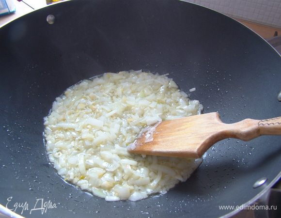 Разогреть в сотейнике или глубокой сковороде масло, лук и чеснок мелко порезать, пассеровать до мягкости и прозрачного цвета