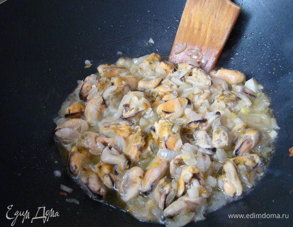 Добавить мидии, посолить и слегка обжарить