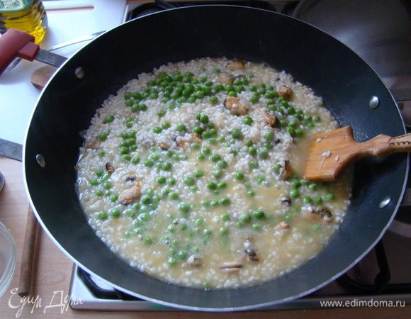Варим до тех пор, пока бульон не выпарится, добавляем еще порцию жидкости, и так далее... Когда рис будет практически готов, добавляем горошек и зелень, пробуем на соль, выдавливаем немного лимонного сока, доводим до полной готовности и отставляем с плиты