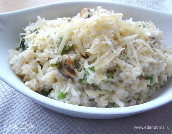 Подаем, обильно посыпав горячее ризотто тертым пармезаном. Приятного аппетита!