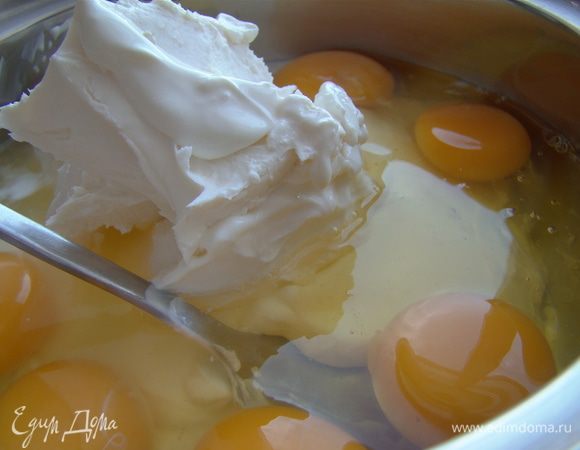 Отдельно смешиваем сметану и яйца, соль