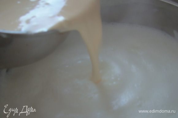 Как только молоко начнет закипать - добавляем яичную смесь, непрерывно помешивая, варим до тех пор, пока молоко не "створожится". Можкт занять от 5 до 10 минут