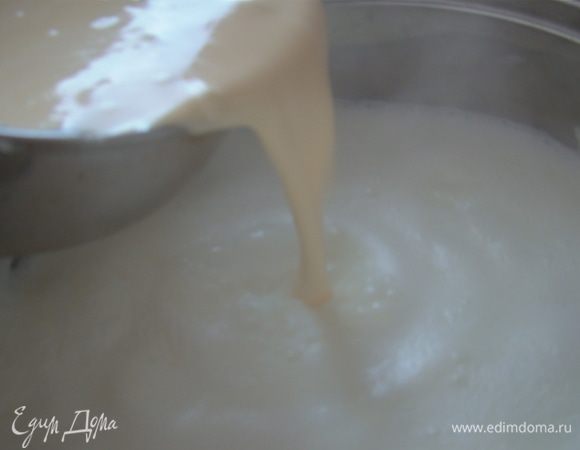 Как только молоко начнет закипать - добавляем яичную смесь, непрерывно помешивая, варим до тех пор, пока молоко не "створожится". Можкт занять от 5 до 10 минут