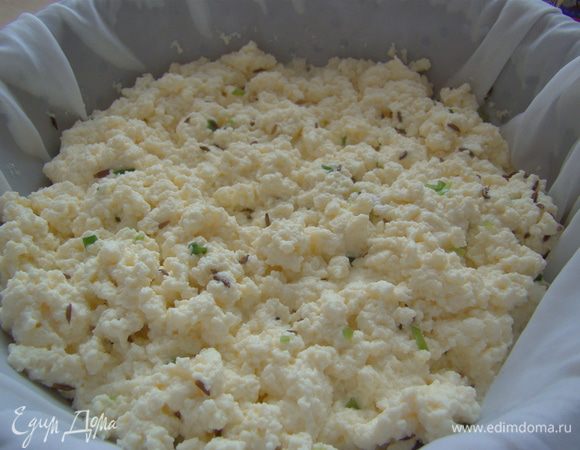 Откидываем смесь на дуршлаг, выстеленный марлей или плотной тканью, даем сыворотке стечь несколько часов