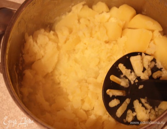 Картофель отвариваем и делаем из него пюре.Без молока,конечно.