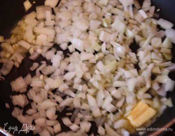Нарезаем лук мелко-мелко и пассеруем на сливочном масле.Не даем луку зазолотиться.