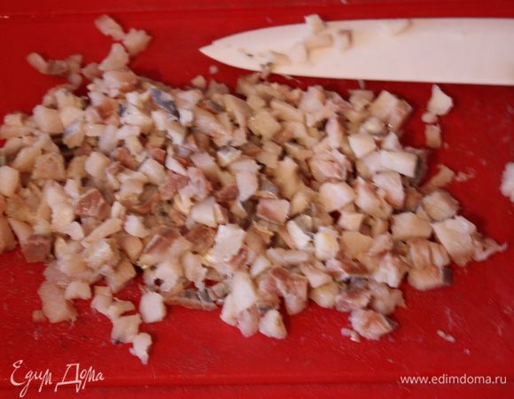 Мелко рубим филе сельди.