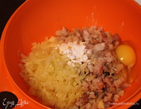 Отправляем все это к пюре. Добавляем муку и яйцо и хорошенько вымешиваем.