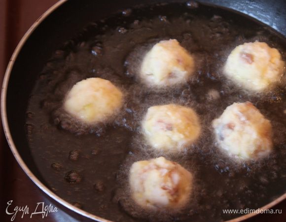 Разогреваем масло в глубокой сковороде или во фритюре,формируем руками наши крокеты и кидаем в масло.