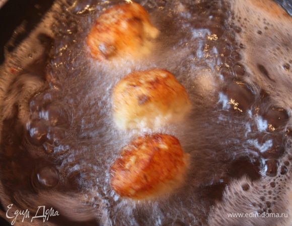 Обжариваем по паре минут на каждой стороне до золотистого цвета.