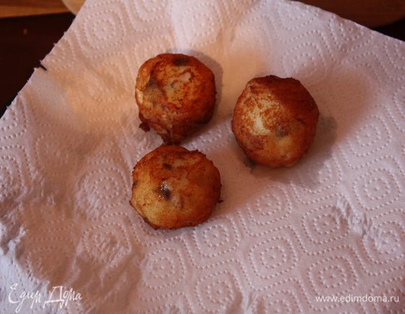 Достаем и кладем на салфетку,чтобы ушел лишний жир.