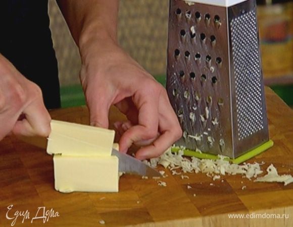 Предварительно охлажденное сливочное масло нарезать кубиками.