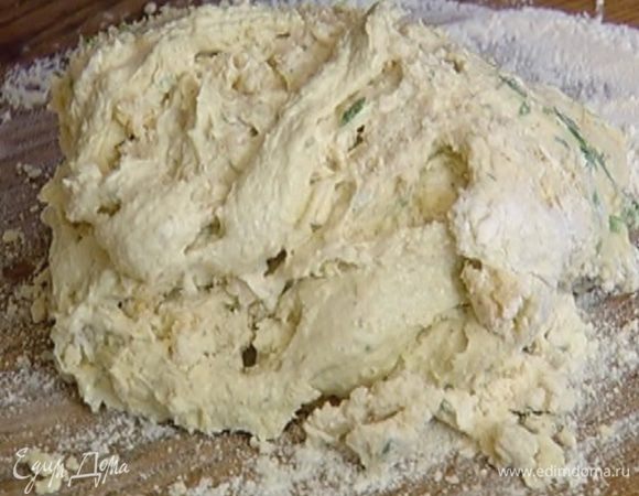 Всыпать оставшуюся муку с разрыхлителем, влить молоко, добавить сыр и зелень и взбивать до получения однородного, гладкого теста.