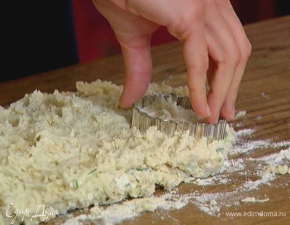 Рабочую поверхность посыпать мукой, выложить тесто и сформировать пласт высотой 2–3 см. С помощью круглой формочки или стакана вырезать из теста кружки.