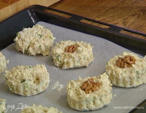 Противень выстелить бумагой для выпечки, выложить булочки, на каждую булочку положить грецкий орех и слегка вдавить его в тесто.