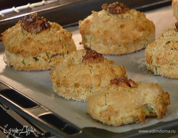 Выпекать булочки в разогретой духовке 25–30 минут.